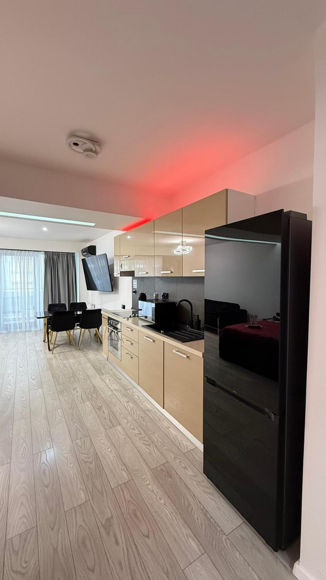 Deluxe By Rh Living