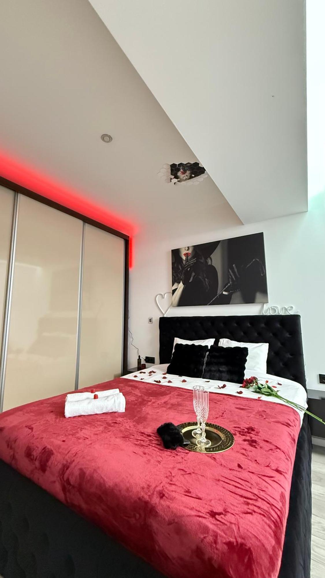 Deluxe By Rh Living