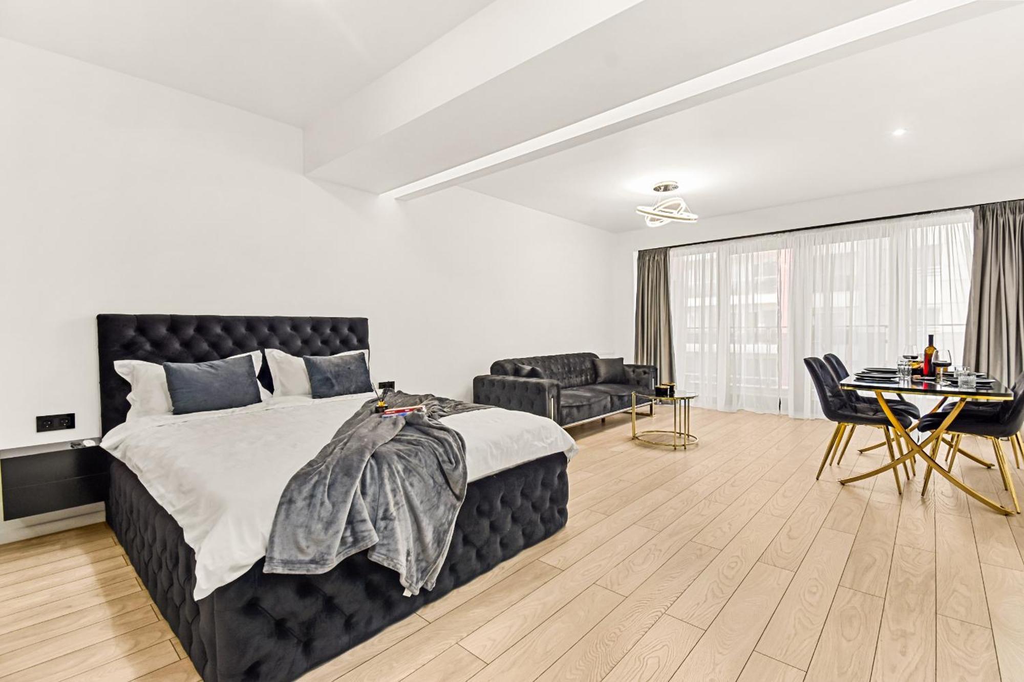 Deluxe By Rh Living